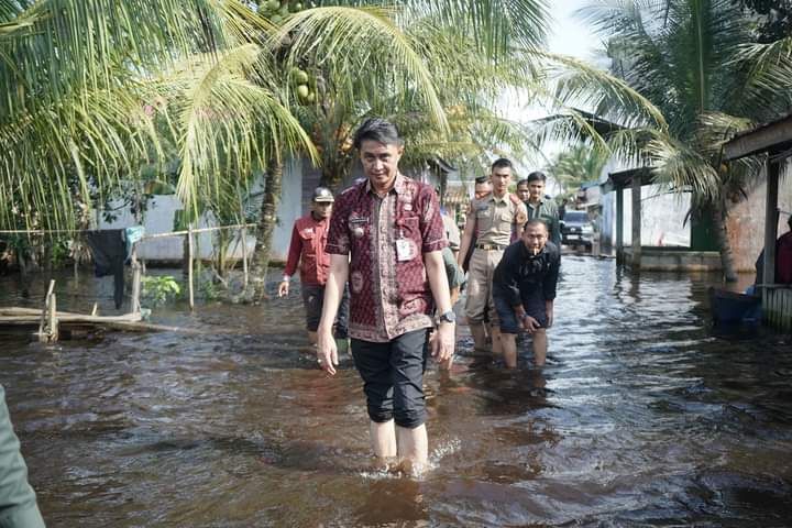 Pj Bupati Muaro Jambi Bachyuni saat Mengunjungi Korban Bencana Banjir 