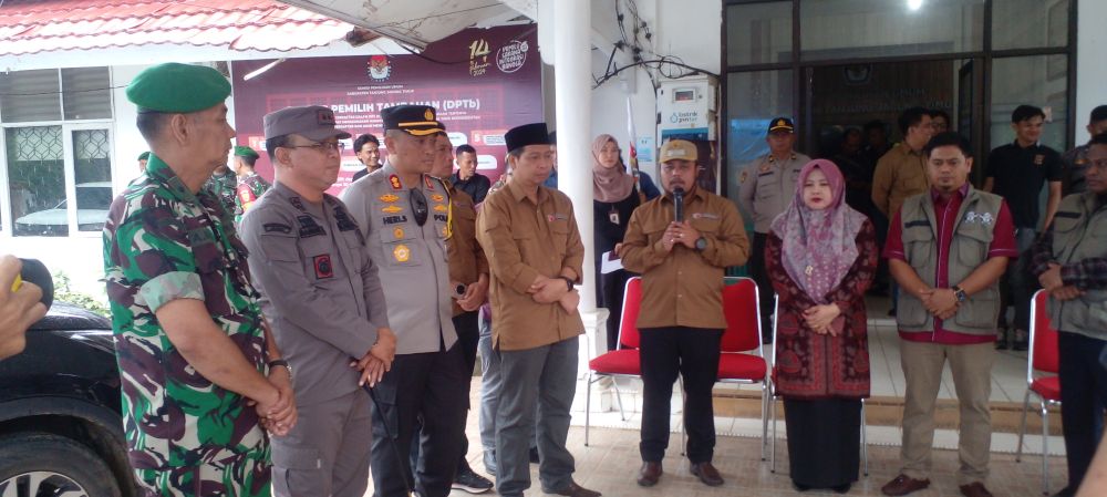 Wabup Robby Hadir dan saksikan Pelepasan Logistik Pemilu