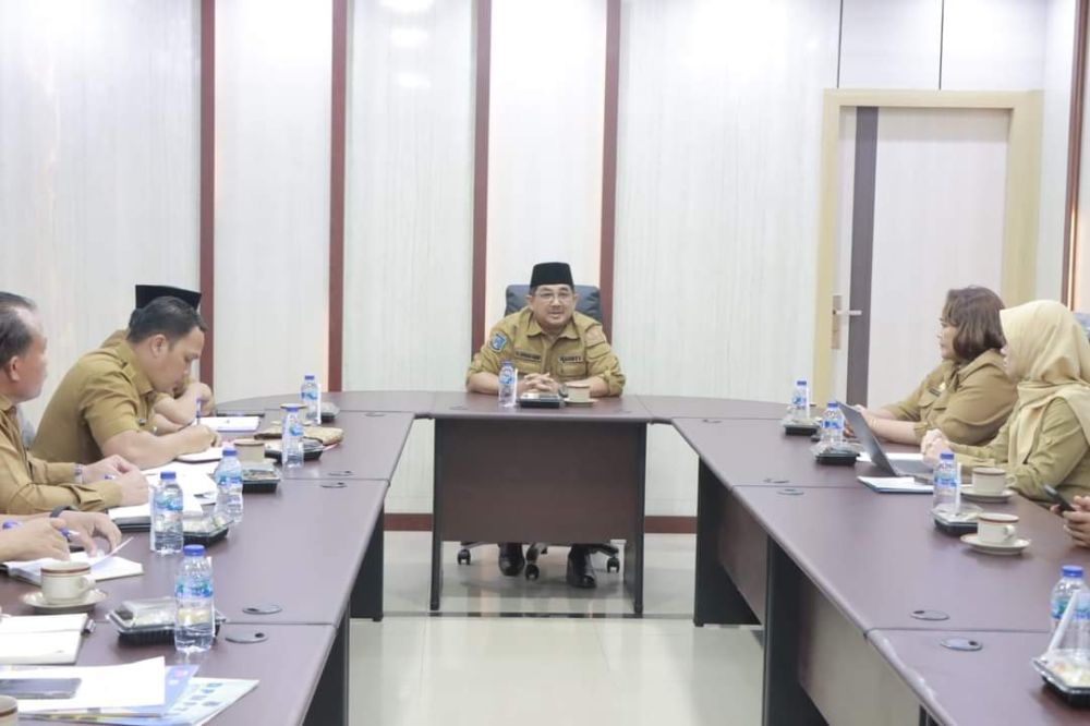 Bupati Tanjab Barat Drs. H. Anwar Sadat, M
Ag saat bersama BPOM Jambi 