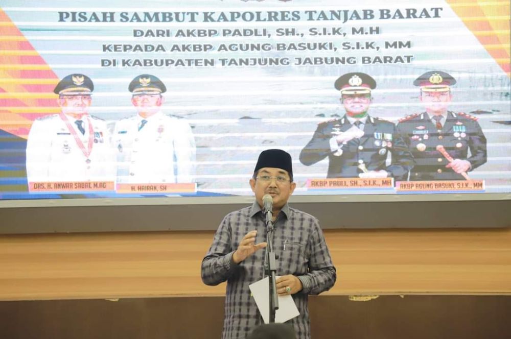 Bupati Tanjab Barat Drs. H. Anwar Sadat 