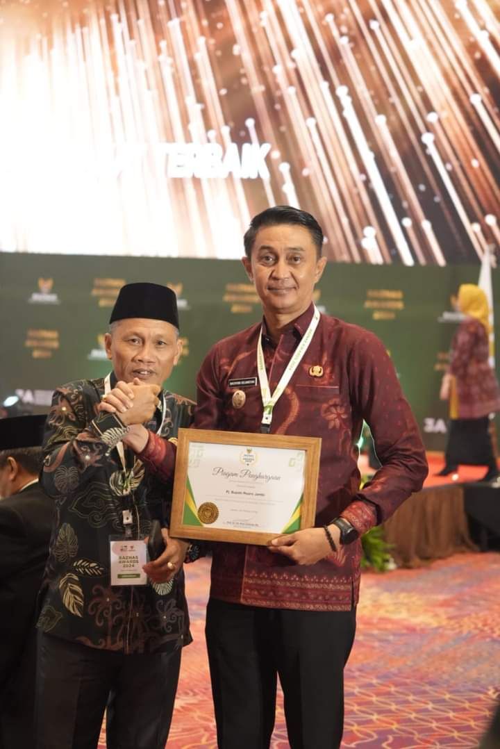 Pj Bupati Muaro Jambi Bachyuni Saat Menerima Award Baznas 2024