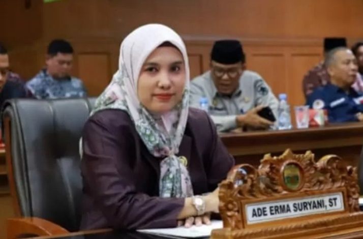 Anggota DPRD Muaro Jambi Ade Irma Suryani saat Menghadiri Pengukuhan Kades Arang - Arang 