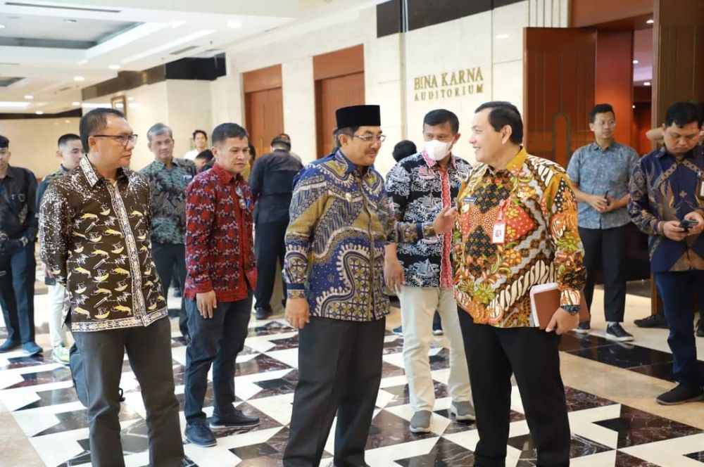 Bupati Anwar Sadat Sewaktu Bercengkrama Kecil Bersama Bupati