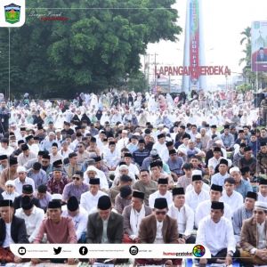 Wako Ahmadi - Wawako Antos Shalat Idul Fitri Bersama Warga di Lapangan Merdeka Kota Sungai Penuh