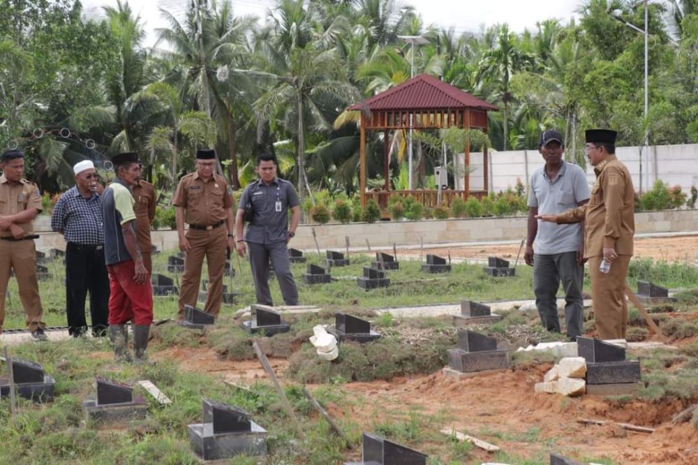 Bupati Drs .H. Anwar Sadat, M.Ag Saat Meninjau TPU 