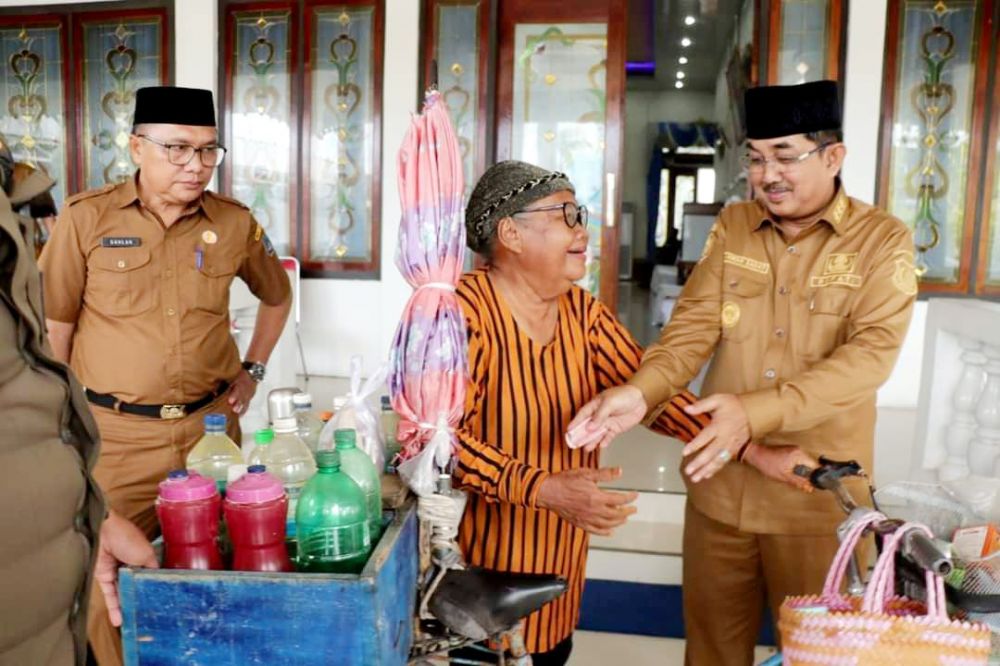 Bupati Drs. H. Anwar Sadat Saat Menyerahkan Bantuan Kepada Masyarakat 