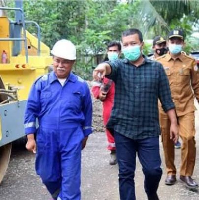 Bupati Romi Saat Meninjau Pembangunan Jalan Geragai Menuju Mendahara.