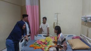 Beserta Istri Hairan Datangi Pasien di RSUD Daud Arif Kualatungkal, Keluarga Pasien Ucapka. Terimakasih