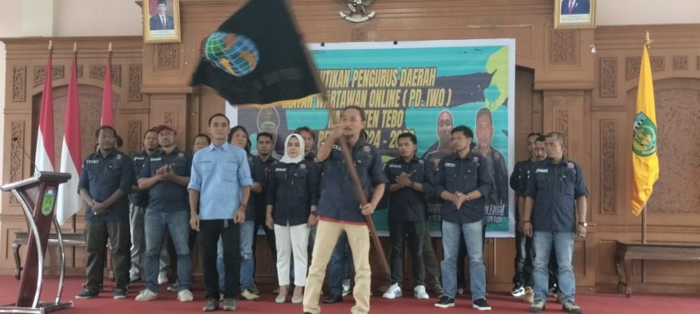 Ketua PD IWO Tebo Syahrial Mengibarkan Bendera IWO 