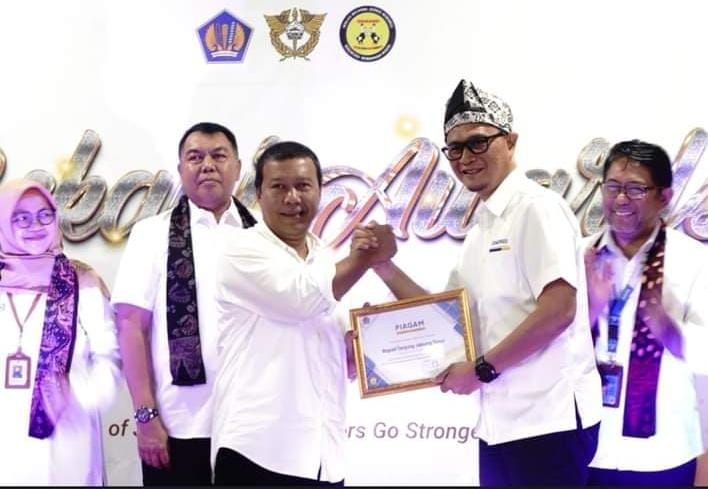 Bupati Romi Saat Menerima Beacukai Awards dari Kepala Bea Cukai Provinsi Jambi