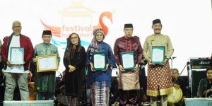 Pj Bupati Kerinci Terima Penghargaan Explore Jambi Award