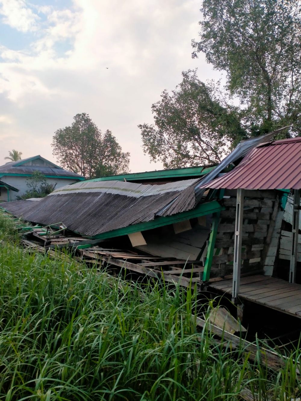 Tiga Ruang Belajar SMKN 1 Tanjab Barat Roboh Akibat Rapuh dan Kurang Perawatan