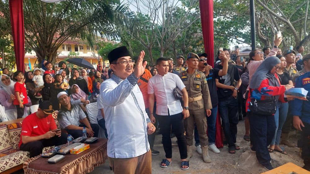 Bupati Anwar Sadat Lepas Lomba Panjat Pinang Dalam Rangka HUT RI Ke-79 dan Hari Jadi Tanjabbar Ke-59