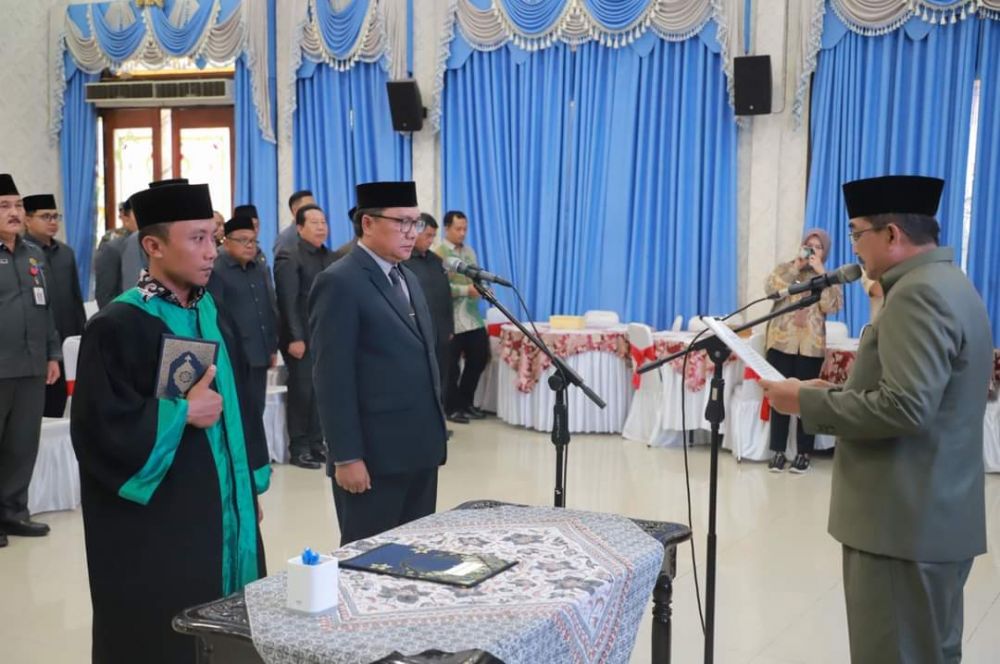 Bupati Tanjabbar Lantik dan Ambil Sumpah Jabatan Pejabat Sekretaris Daerah