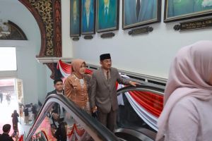 Bupati Tanjabbar Didampingi Istri Hadiri Pelantikan Anggota DPRD Provinsi Jambi Periode 2024-2029