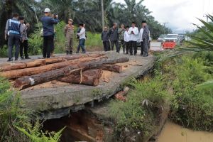 Pjs Bupati Tanjabbar Tinjau Jalan Rusak di Dua Desa