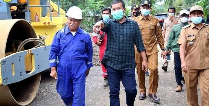 Saat meninjau pengerjaan jalan rigit beton yang dibangun oleh PetroChina melalui dana CSR, pada beberapa waktu lalu