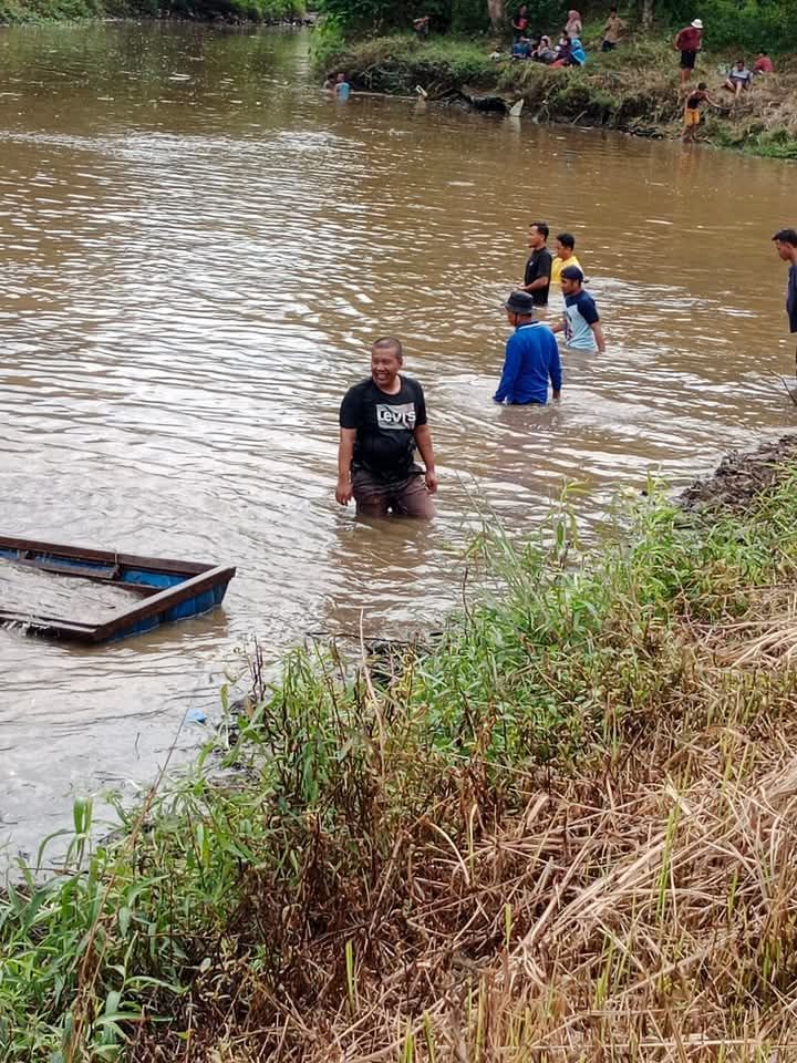 Bupati saat ikut bekarang bersama Masyarakat