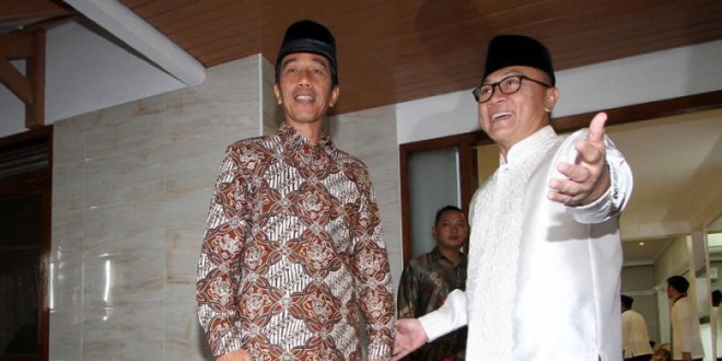 Tuan rumah Ketua MPR Zulkifli Hasan (kanan) menyambut tamunya, Presiden Joko Widodo dalam acara buka puasa bersama pimpinan legislatif dan eksekutif di kediaman Ketua MPR, di Kompleks Widya Chandra, Jakarta, Senin (22/6/2015). Pimpinan MPR, DPR, DPD dan petinggi partai politik turut menghadiri acara buka puasa bersama tersebut.
