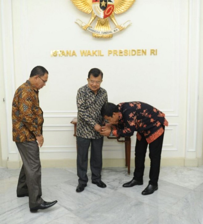 Bupati Tanjabtim Romi Hariyanto dan Bupati Lingga Alias Wello saat bertemu Wapres JK