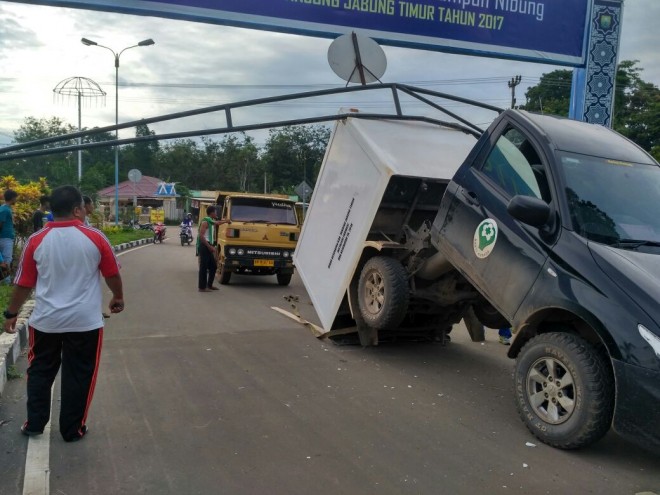 PATAH - Mobil Box Farmasi Dinas Kesehatan Tanjabtim yang menabrak Portal Jalan