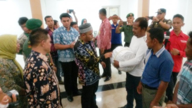 Wabup Menyerahkan Bantuan Jaring Kepada Nelayan