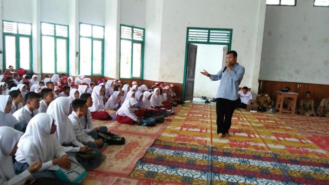 Bupati Tanjabtim Romi Hariyanto saat memberikan wawasan kebangsaan kepada para pelajar