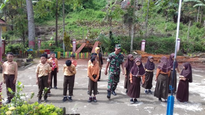 Satgas TMMD, Latih Murid SDN 017/XI Sungai Ning, Baris Berbaris