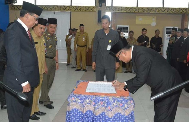 Penandatanganan berita acara pelantikan