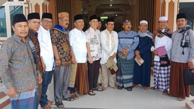 Ketua DPRD Sungaipenuh Fikar Azami foto bersama, usai serahkan bantuan masjid Baitun Nur Sungai Liuk