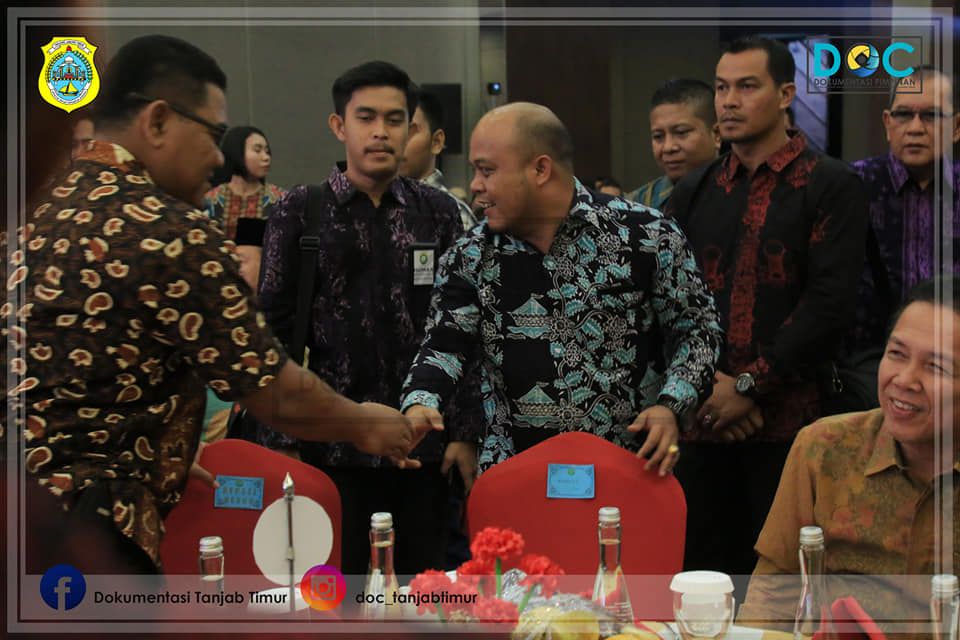 Tampak Wabup Robby sedang menghampiri para undangan lain. 