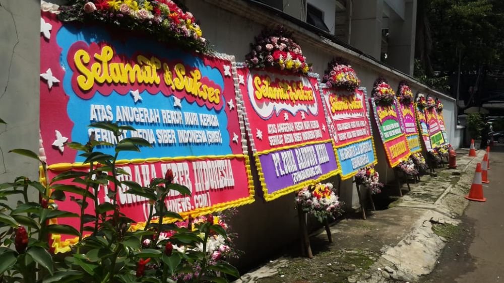 Karangan bunga ucapan selamat untuk SMSI