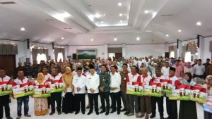 Bupati Adirozal Serahkan Kartu Tani