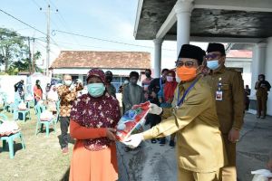Fachrori Beri Bantuan Sembako kepada Warga Korban Banjir