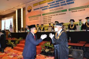 Gubernur Jambi Motivasi Wisudawan Unbari Terus Tingkatkan Kompetensi