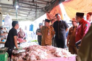 Jelang Nataru Sekda Tanjab Barat Tinjau Pasar dan Pelabuhan