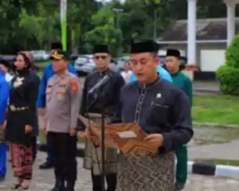 Wakil Ketua I DPRD Muaro Jambi Saat Membacakan Naskah 