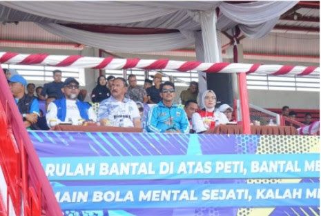 Bupati Raden saat menyaksikan Gubernur Cup