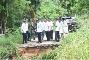 Bupati Raden Tinjau Lokasi Bencana Longsor