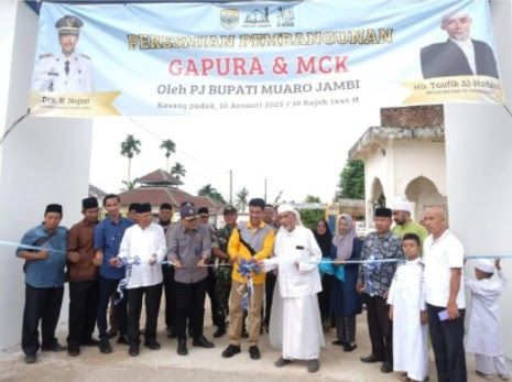 Bupati Raden saat memotong Pita peresmian Gapura MCK di Ponpes Al Faqih