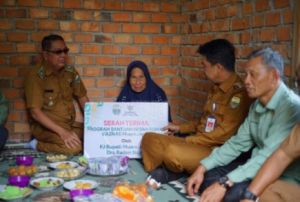 Bupati Raden Salurkan Bantuan Bedah Rumah 