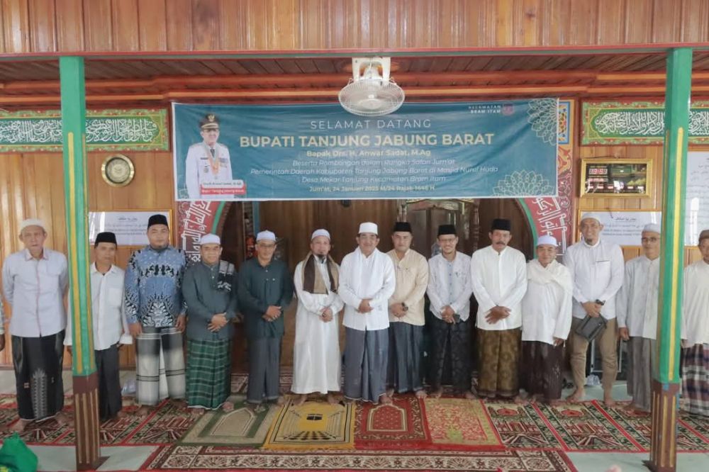 Bupati Tanjab Barat Safari Jum'at Berkah di Masjid Nurul Huda Desa Mekar Tanjung