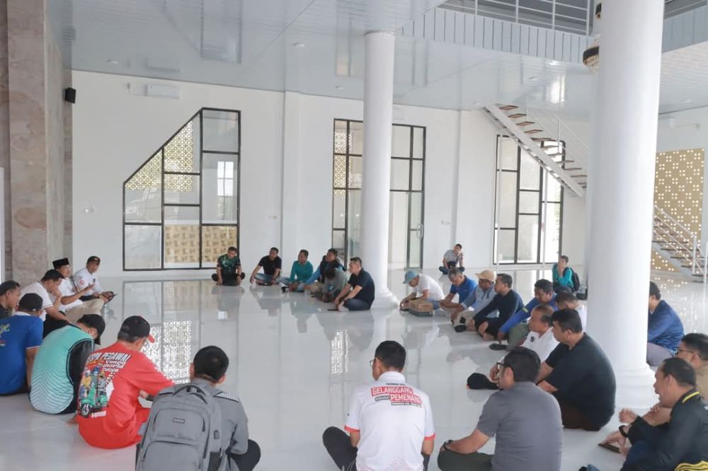 Bupati Anwar Sadat Pimpin Gotong Royong Masjid Sambut Suci Ramadhan 1446 H