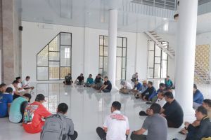 Bupati Anwar Sadat Pimpin Gotong Royong Masjid Sambut Suci Ramadhan 1446 H