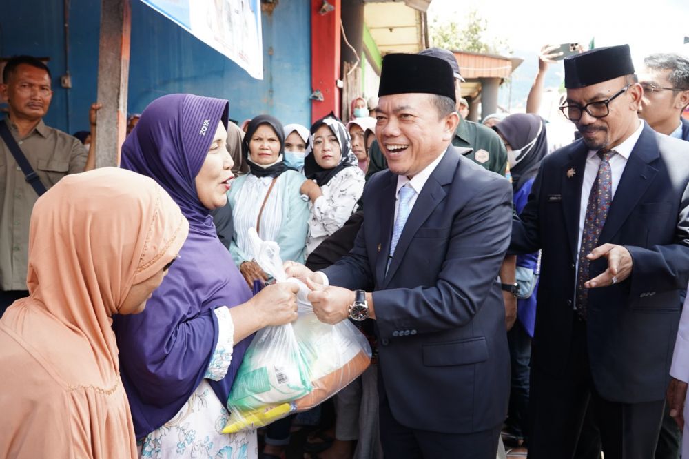 Gubernur Jambi Al Haris saat menghadiri pasar murah 