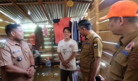 Wabup Muaro Jambi Saat Tinjau Korban Banjir