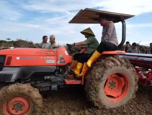 Bupati Muaro Jambi BBS saat melakukan Penanaman Jagung 