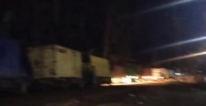 Antrean kendaraan mengular di jalan Provinsi yang rusak parah Rasau-Lambur
