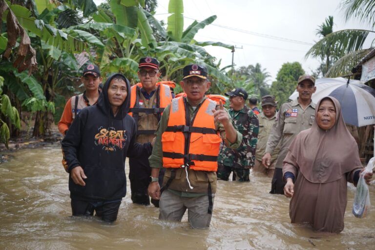 Wabup Muaro Jambi Junaidi saat Meninjau Korban dampak banjir 