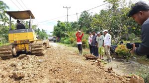 Bupati Anwar Sadat Tinjau Langsung Peningkatan Jalan Parit Pudin, Warga Antusias!